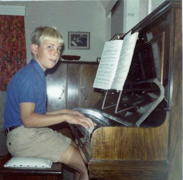 1972_john_piano_005