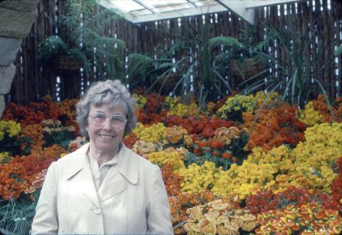 1983_hobart_botanic_gardens_mum_4