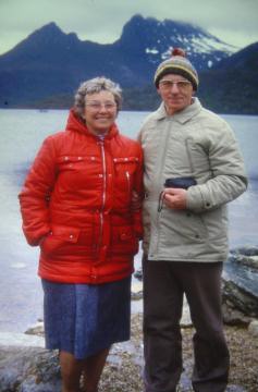1985_mum_dad_cradle_mt